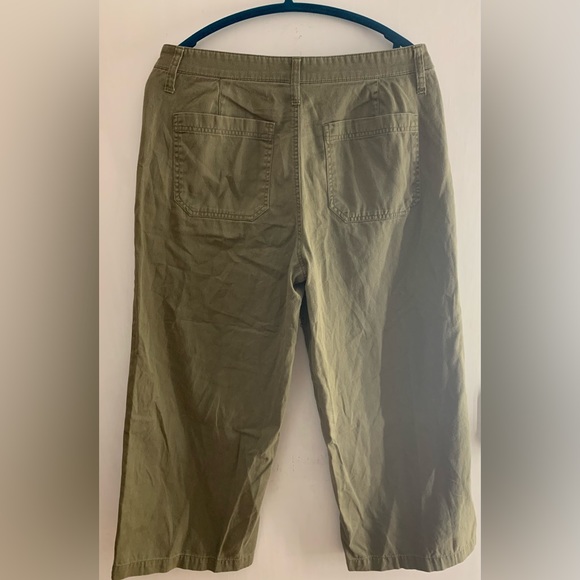 Green wide leg cropped khaki pants. Woman’s size 10. - Picture 2 of 5